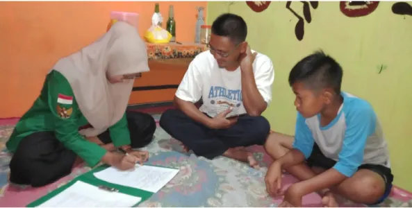 Gambar 2. Wawancara dengan Bapak Andri Waluyo dan Muhammad Fatan  Adriansyah (10 Tahun)