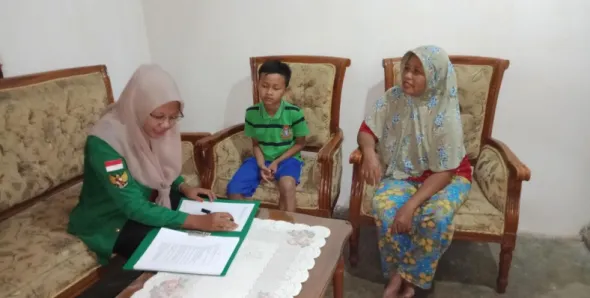Gambar 1. Wawancara dengan Ibu Samini dan Muhammad Yusuf Ramadhan (9  Tahun). 