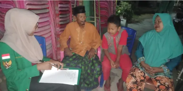 Gambar 6. Wawancara dengan Bapak Imam Supriono, Ibu Widya Ningsih, dan  Imam Al Mukromin (9 Tahun)