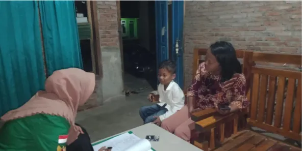 Gambar 7. Wawancara dengan Ibu Nur Saelah dan Andala (8 Tahun). 