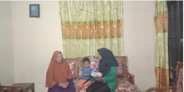 Gambar 10. Wawancara dengan Ibu Tri Suparni dan Vildan Setiawan (9 Tahun). 