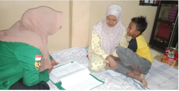 Gambar 9. Wawancara dengan Ibu Endang Patmawati dan Danish Akbar Putra  Kiswanto (7 Tahun)