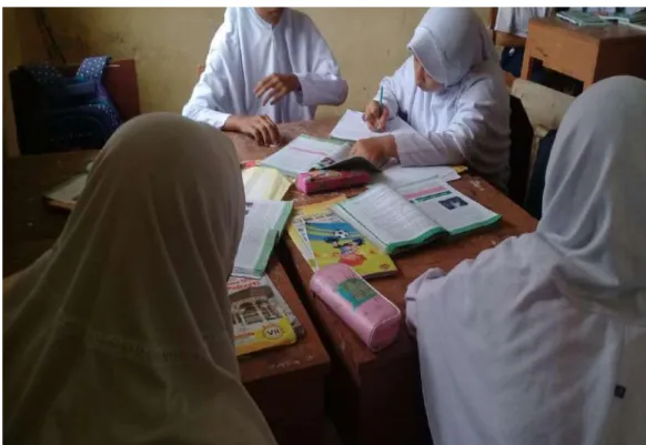 Gambar 4. Siswa sedang berdiskusi kelompok  