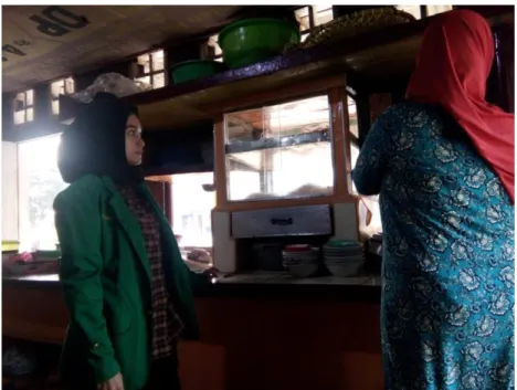 Foto 5. Wawancara dengan Ibu Yanti, selaku Penjual Mie Ayam sekaligus  konsumen ayam potong dari Bapak Irul dan Bapak Glempo  