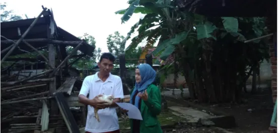 Foto 8. Wawancara dengan Bapak Sagiman, selaku   Konsumen Ayam Potong di Desa Sidomulyo 