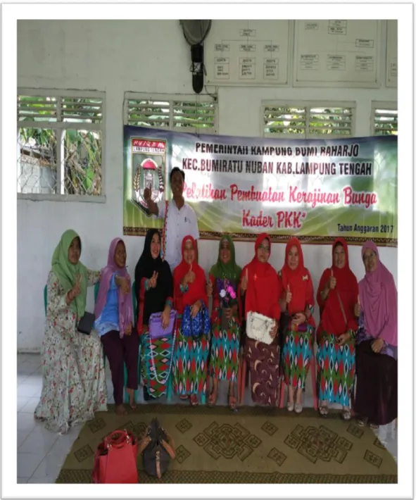 Foto Kader PKK  saat Pelatihan Pembuatan Kerajinan Tangan di Balai Desa Bumi  Raharjo Kecamatan Bumi Ratu Nuban Kabupaten Lampung Tengah 