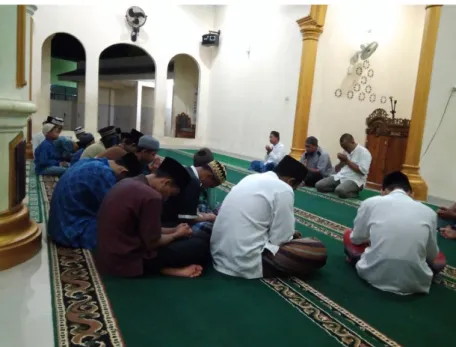 Gambar 9. Foto Kegiatan Shalat Magrib Berjama’ah di Masjid Nurul Iman Ganjar  Asri Metro Barat  