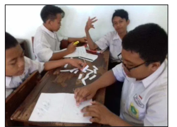 Figure 12: The Students Did the Arranging words Activity Using Word Cards 