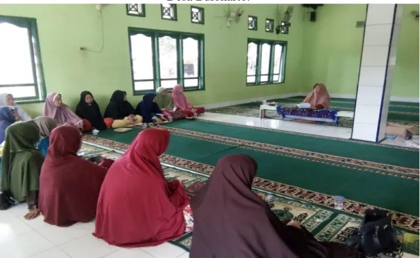 Foto Ibu Siti Khadijah Istri Kepala Desa Bulokarto yang sedang melakukan  sambutan pada acara pembukaan Pengajian Rutin Satu Minggu Sekali di Masjid 