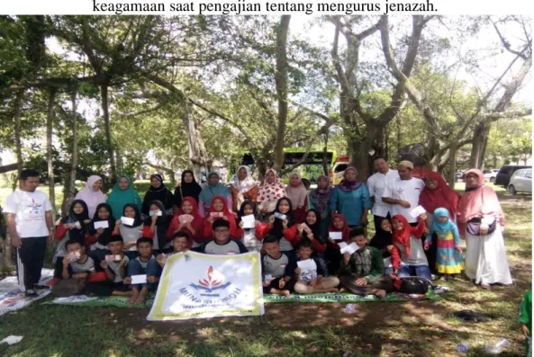 Foto para jama‟ah dan Ibu Siti Afuah sedang melakukan santunan kepada anak  yatimbersama Yayasan Munashoroh Indonesia