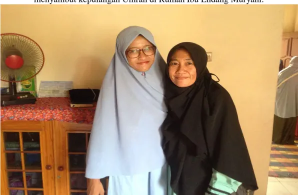 Foto peneliti dengan Ibu Siti Afuah Bendahara Majelis Ta‟lim Masjid Al-Hikmah  Desa Bulokarto setelah melakukan wawancara
