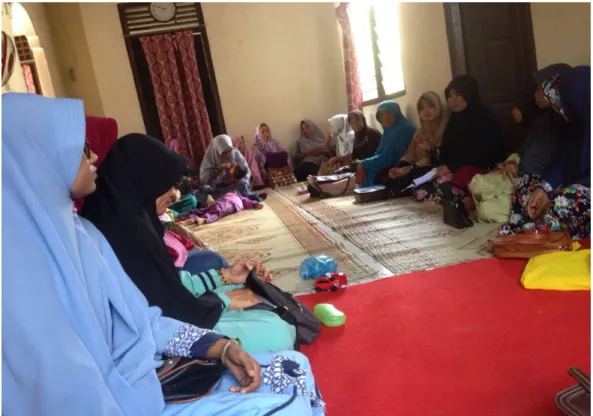 Foto peneliti dan para jama‟ah yang sedang melakukan pengajian untuk  menyambut kepulangan Umrah di Rumah Ibu Endang Muryani