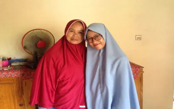 Foto peneliti dengan Ibu Rahmawati Ketua Majelis Ta‟lim Masjid Al-Hikmah  Desa Bulokarto setelah melakukan wawancara