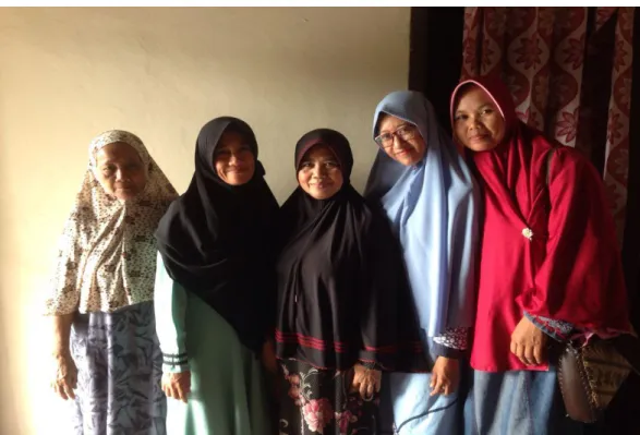 Foto peneliti dengan Ibu Endang Muryani dan Sulastri para jama‟ah serta Ibu Siti  Afuah dan Rahmawati para pengurus Majelis Ta‟lim Masjid AL-Hikmah