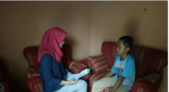 Foto 1. Peneliti sedang Mewawancarai Ibu Tumiyem (Orangtua Ahmad  Danu) di Kediamannya