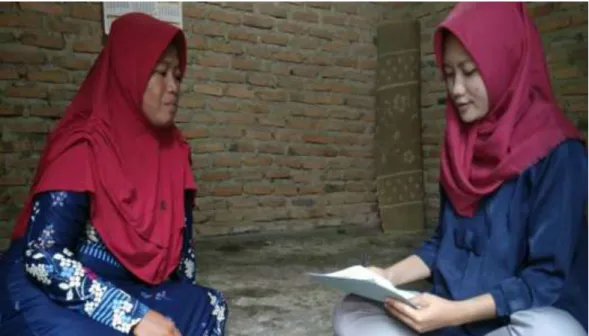 Foto 3. Peneliti sedang Mewawancarai Ibu Nurwahidah (orangtua  Septiana Hamdiah) di Kediamannya