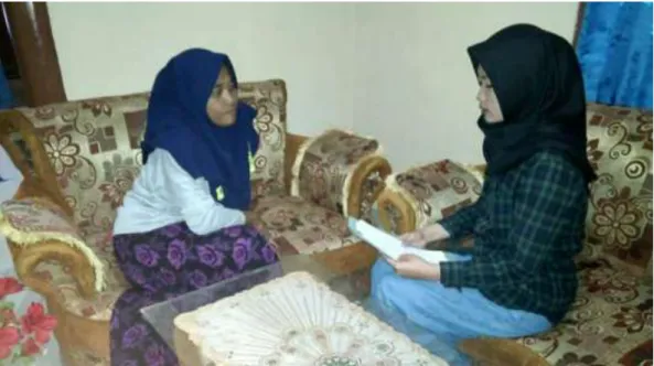 Foto 5. Peneliti sedang Mewawancarai Ibu Sutinah (orangtua Amelinda  Iswana Putri) di Kediamannya