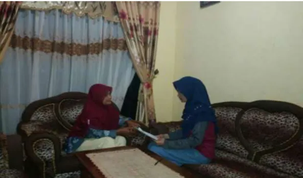 Foto 7. Peneliti sedang Mewawancarai Ibu Siti Fatimah (orangtua Neysi  Zilda Kholifah) di Kediamannya