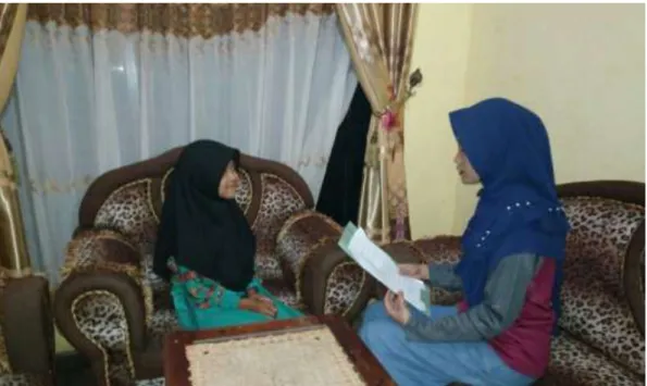 Foto 8. Peneliti sedang Mewawancarai Neysi Zilda Kholifah di  Kediamannya. 