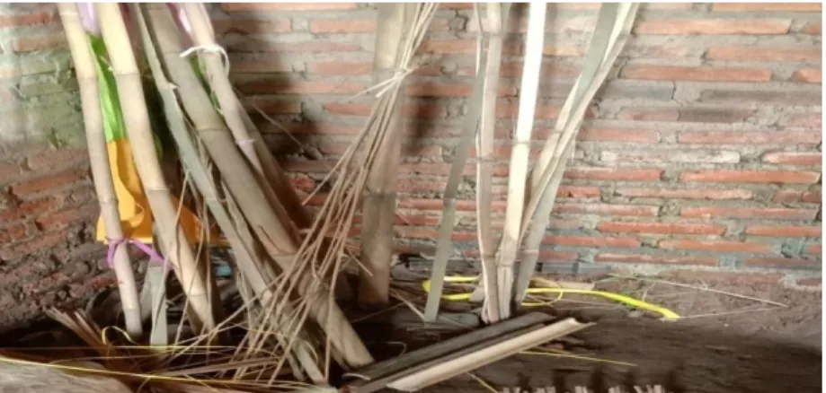 Foto 6. Proses pembelahan bambu untuk pembuatan anyaman bambu 