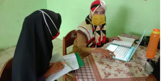 Gambar  1.  Peneliti  Sedang  Mewawancarai  Ibu  Eka  Fitriana,S.Pd.I.  Selaku  Kepala  Sekolah  di  TK  Pertiwi  2  Desa  Sidodadi  Kecamatan  Pekalongan  Lampung Timur