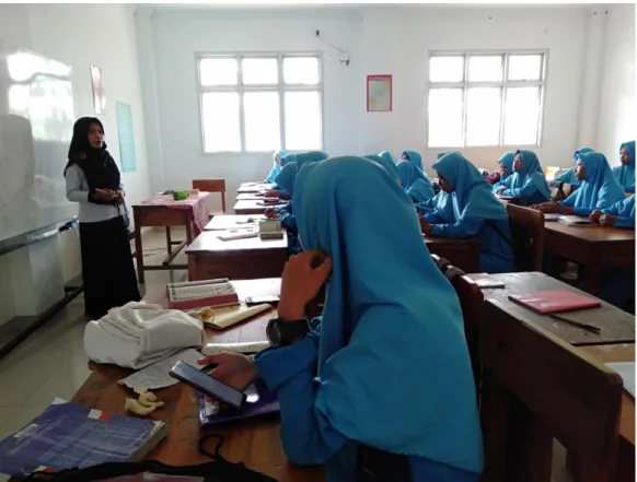 Foto 4 peneliti menjelaskan tentang cara membaca Al-Qur’an yang baik   dan benar di SMK Muhammadiyah 3 Metro 