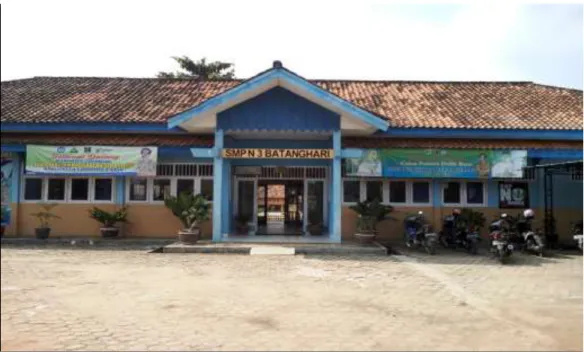 Foto  5.  Penulis  mengobservasi  keadaan  pintu  masuk  SMP  Negeri  3  Batanghari  Lampung Timur pada Tanggal 17 Juli 2018, Pukul 10:00 WIB.