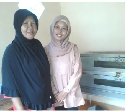 Foto 4. Wawancara dengan Ibu Sri,   Selaku Pengusaha Bolu Kenong 