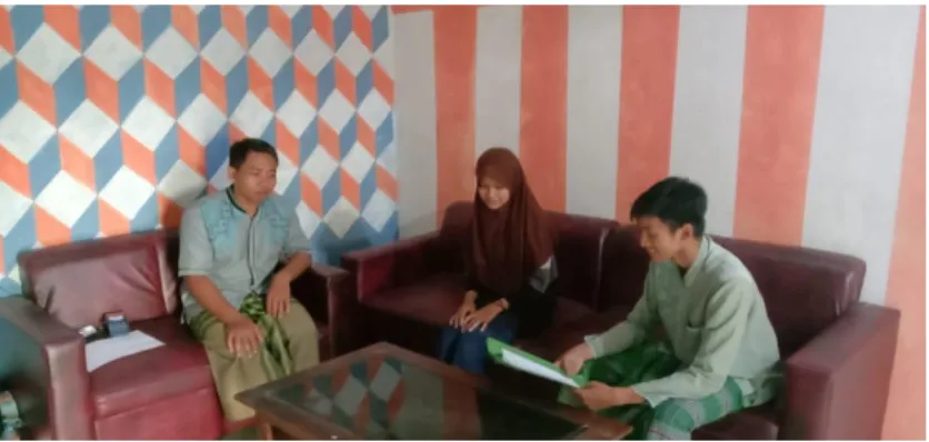 Gambar 4. Dokumentasi wawancara dengan Bapak Arif Rahman Hakim dan  farida  Tusya`diah (13 Tahun)