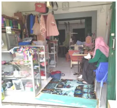 Foto 3.   Dokumentasi  hasil  wawancara  dengan  Ibu  Khomsiah  selaku  Anggota  BMT  Al-Hasanah  KCP  Pekalongan