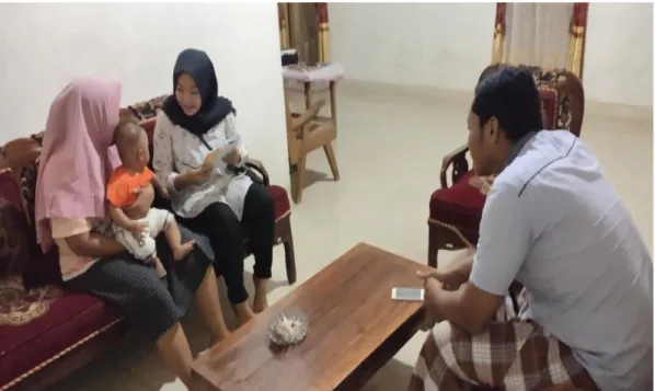 Gambar 2. Wawancara dengan pasangan Fatia dan Widodo serta anak  kedua mereka. 