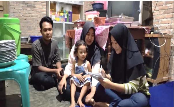 Gambar 6. Wawancara dengan pasangan Mumun dan Taufik bersama anak  pertama mereka. 