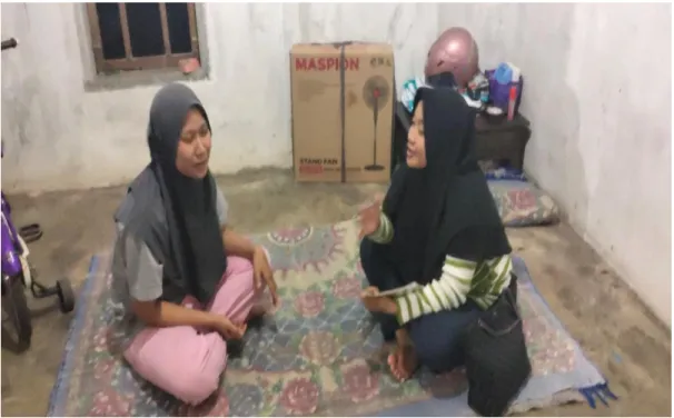 Gambar 10. Wawancara dengan Ibu Lia tetangga terdekat dari pasangan  Fatia dan Widodo