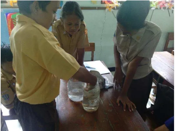 Gambar 5: siswa sedang melakukan percobaan akibat pencemaran air. 