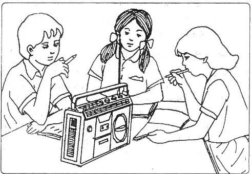 Gambar 2.6 Sekelompok siswa sedang mendengarkan radio
