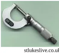 Gambar 1.6 Mengukur dengan mikrometer sekrup.