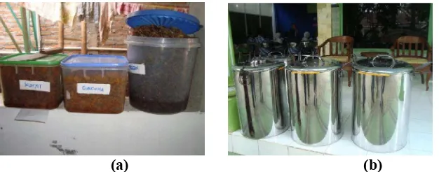 Gambar 3. (a) Ekstraksi dengan maserasi menggunakan wadah dari plastik sebelum pengarahan masih salah, (b) Ekstraksi dengan maserasi menggunakan wadah dari stainless steel sesudah pengarahan menjadi benar 