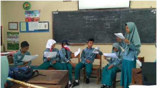 Gambar 14. Mengajar di kelas VIII C dengan materi Surat Dinas 