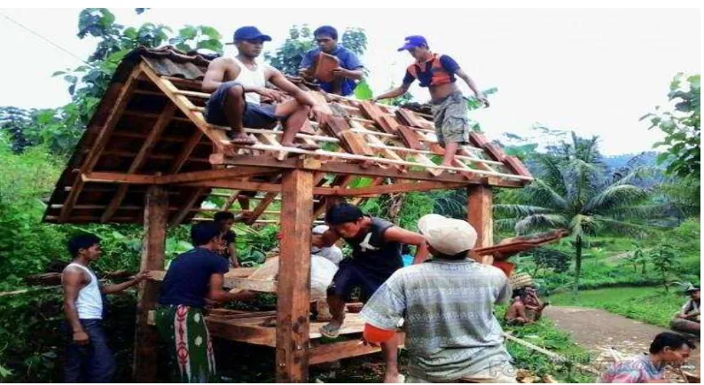 Gambar 1.3 masyarakat yang sedang melakukan kegiatan gotong royong untuk 