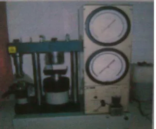 Gambar 3. Alat  Hydraulics Concrete Beam Test 