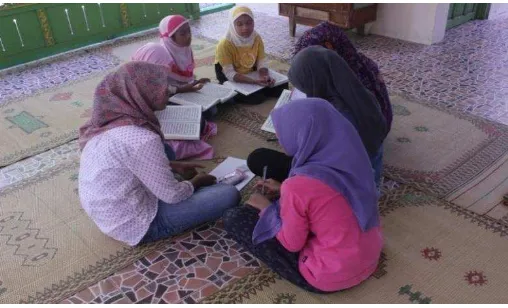 Gambar 3. Anak belajar dan beribadah bukan di lingkungan keluarga, namun lebih banyak dilakukan bersama-sama dalam kegiatan TPA di Masjid 