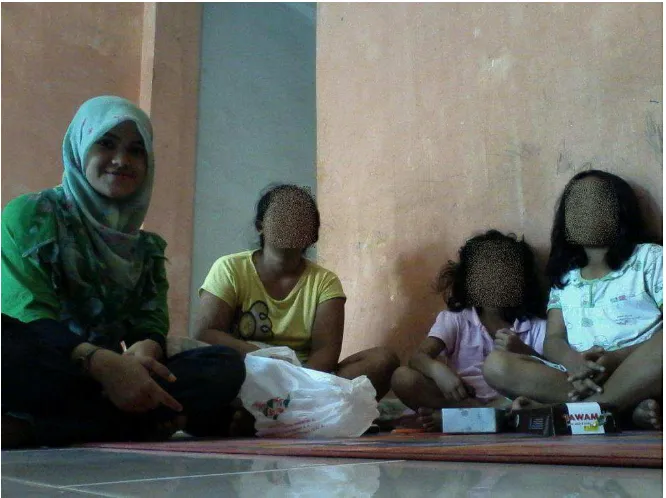 Gambar 6. Saya bersama Penderita dan kedua anaknya yang terinfeksi Sumber : Dokumentasi pribadi tahun 2015 
