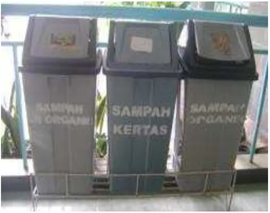 Gambar 1. Bak sampah untuk pemilahan sampah 