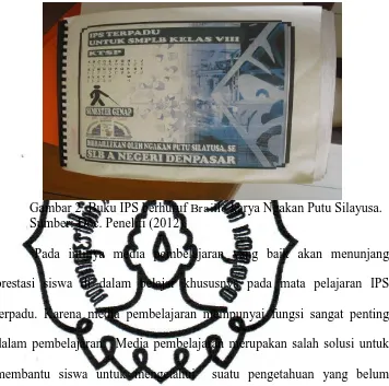 Gambar 2. Buku IPS berhuruf  Braillo karya Ngakan Putu Silayusa. Sumber: Doc. Peneliti (2012)
