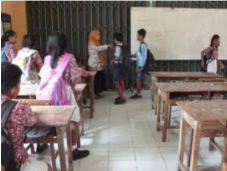 Gambar 3. Siswa menyalami guru sebelum pulang sekolah 