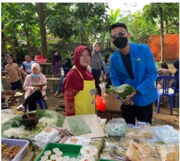 Foto bersama Pedagang Bakmi Putih Ibu Iin di Pasar Yosomulyo Pelangi 