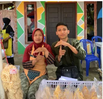 Foto bersama Pedagang Aneka Jajanan Tradisional Ibu Sabihis di Pasar  Yosomulyo Pelangi 