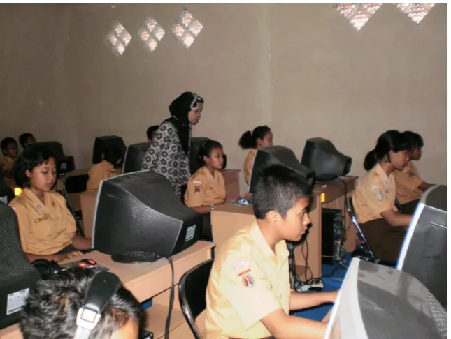 Gambar 12 : Penggunaan computer bersama di lab. Computer. 