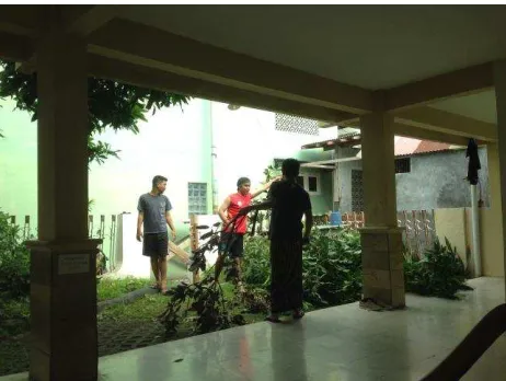 Gambar 3: Kerja bakti lingkungan RT 13 