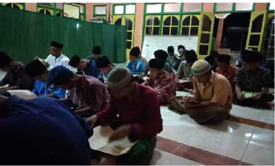 Gambar 8. santri putra sedang mengaji